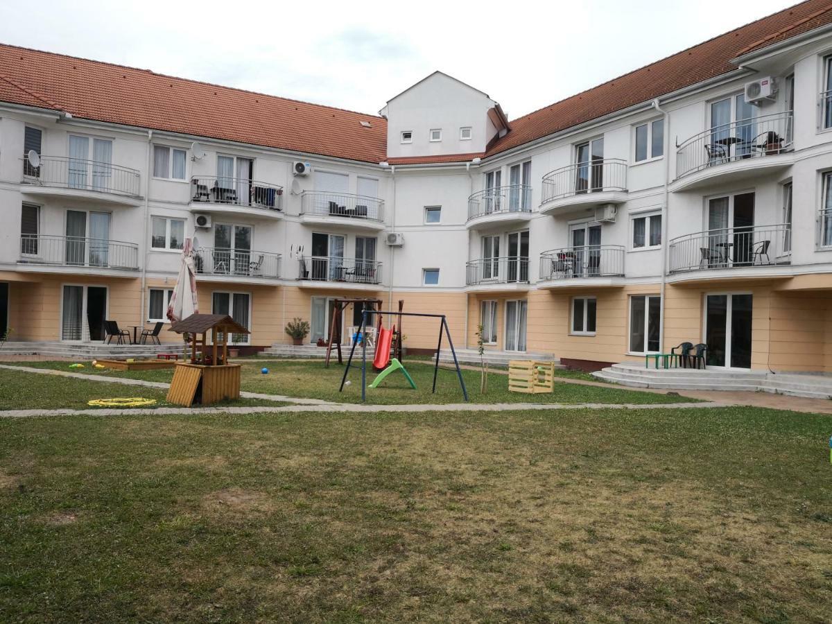 Freedom Apartman ไฮจ์ดุสโซบอสโล ภายนอก รูปภาพ